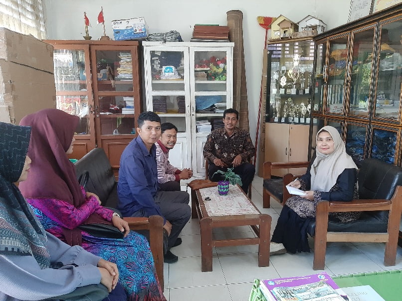 Ketua Prodi PGSD dan Kepala Humas STKIP BBM tinjau langsung pelaksanaan MBKM di Aceh Barat